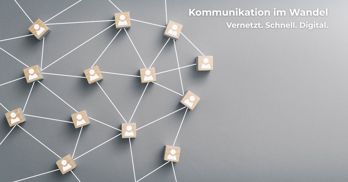 Symbolbild für digitale Vernetzung: Holzwürfel mit Personensymbolen sind über weiße Linien verbunden – Darstellung vernetzter Kommunikation im digitalen Wandel.