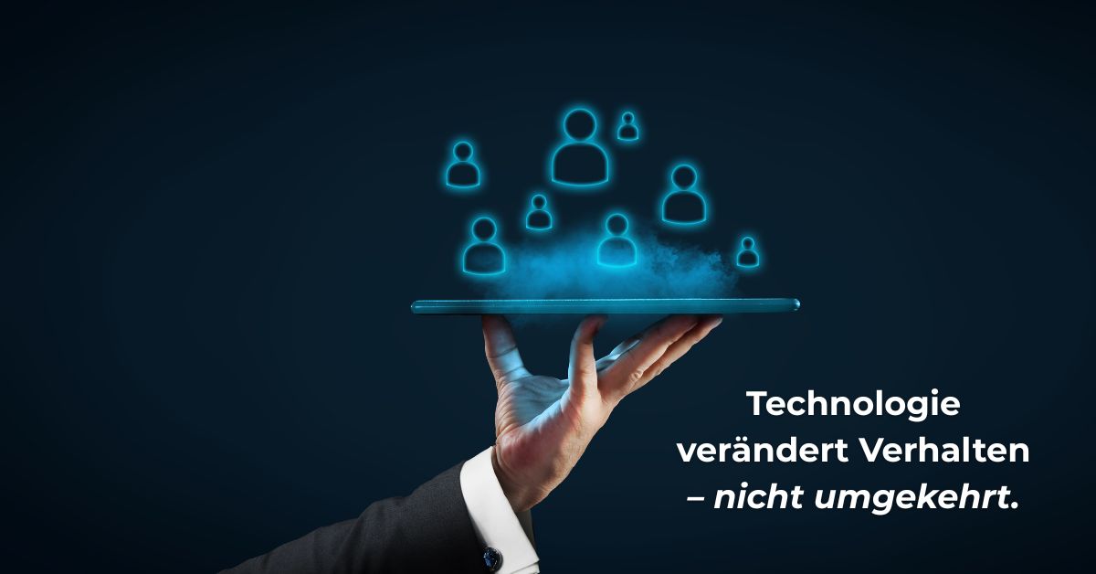 Digitale Vernetzung von Kunden über ein Tablet – Symbol für verändertes Kundenverhalten im digitalen Zeitalter