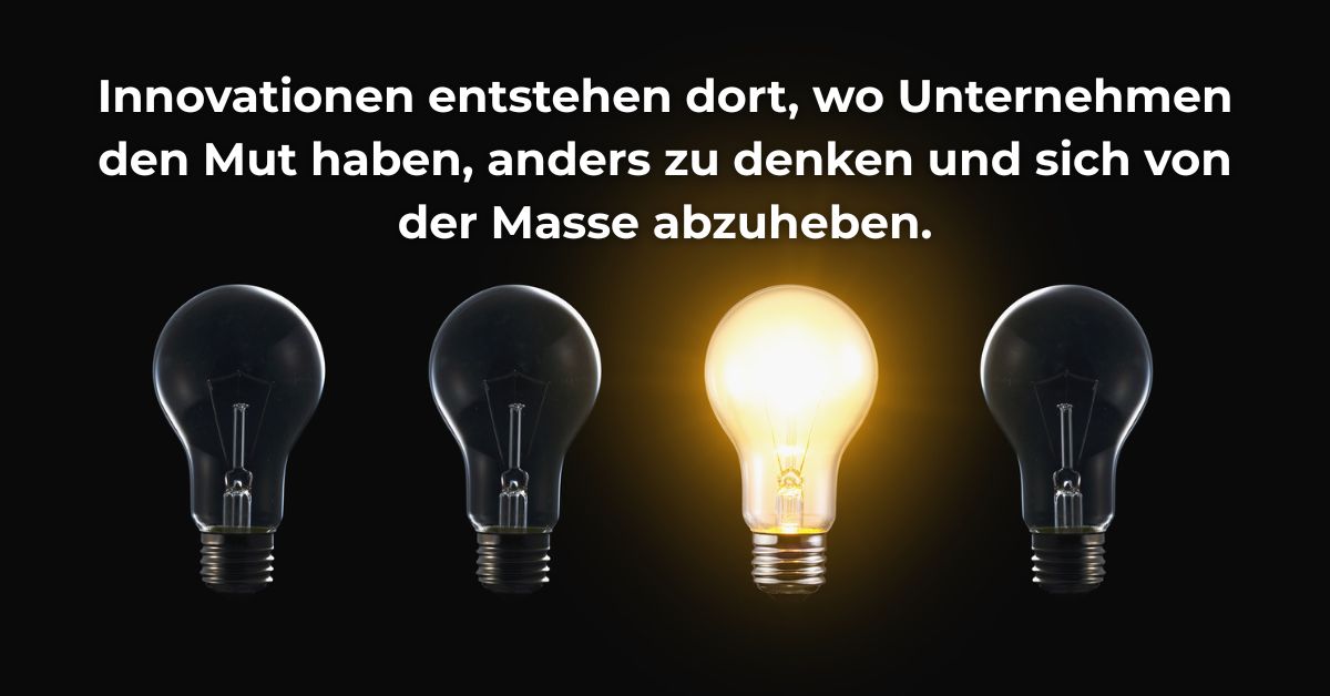 Vier Glühbirnen vor schwarzem Hintergrund – eine leuchtet hell und symbolisiert erfolgreiche Innovation.