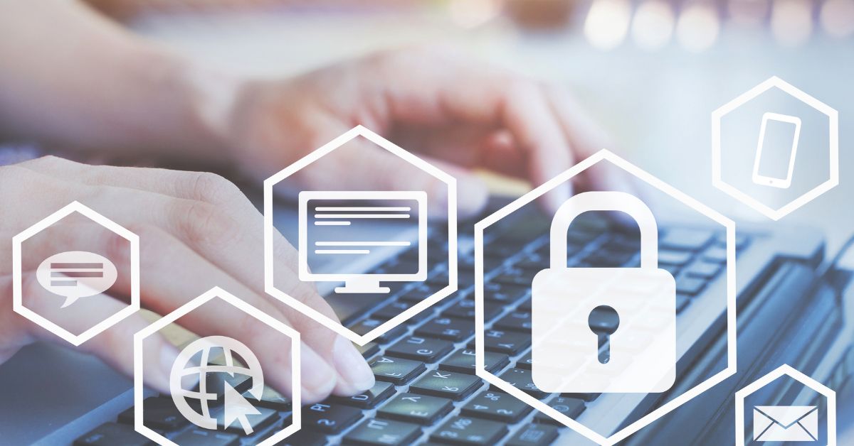 Hände auf Laptop-Tastatur mit Datenschutzsymbolen wie Schloss, Computer, E-Mail und Smartphone – digitales Datenschutzkonzept.