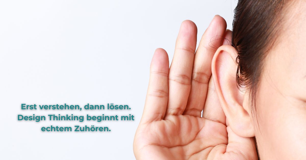 Hand an Ohr als Symbol für aktives Zuhören – Design Thinking beginnt mit Empathie und echtem Verstehen der Nutzerbedürfnisse.