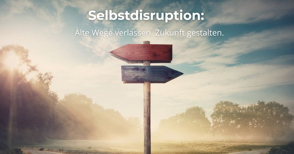 Symbolbild für Selbstdisruption: Weggabelung bei Sonnenaufgang steht für das bewusste Verlassen alter Pfade und die Gestaltung neuer Zukunftswege.