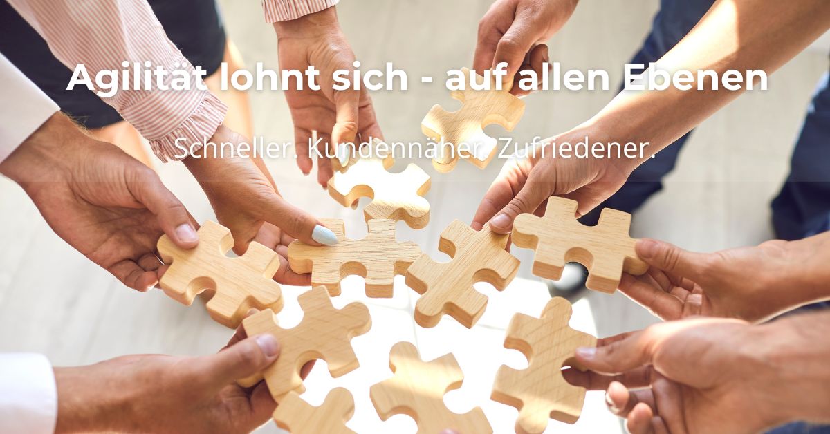 Beitragsbild: Viele Hände, die Holzpuzzleteile zusammenfügen – Symbol für agile Zusammenarbeit, Verbindung und gemeinsames Handeln.